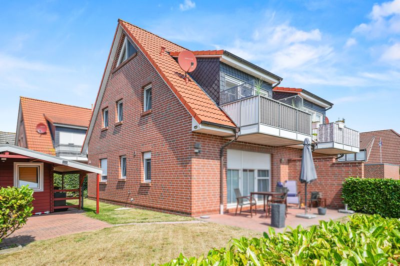 Nur ca. 3 Kilometer bis zur Nordsee – Gepflegte DG-Wohnung mit Spitzboden und Balkon